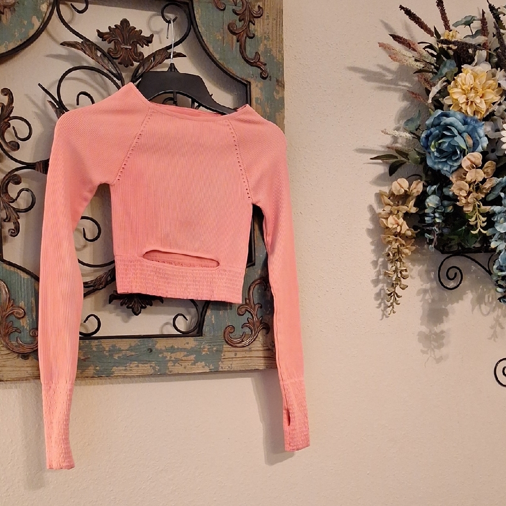 🔥 3 for $25 SALE Free People Coral Long Sleeve Cropped Workout Top.   Size XS
